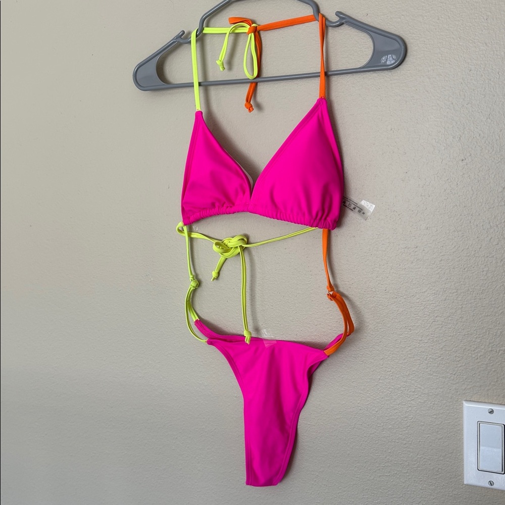 Bikini - Picture 3 of 4